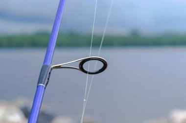 Olta iplik halka hat yakın çekim ile. Olta. Çubuk yüzük seçici odak ve sığ derinlik-in tarla. Olta takımı. Balık tutma iplik makarası.