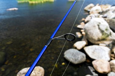 Olta iplik halka hat yakın çekim ile. Olta. Çubuk yüzük seçici odak ve sığ derinlik-in tarla. Olta takımı. Balık tutma iplik makarası.