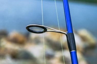 Olta iplik halka hat yakın çekim ile. Olta. Çubuk yüzük seçici odak ve sığ derinlik-in tarla. Olta takımı. Balık tutma iplik makarası.