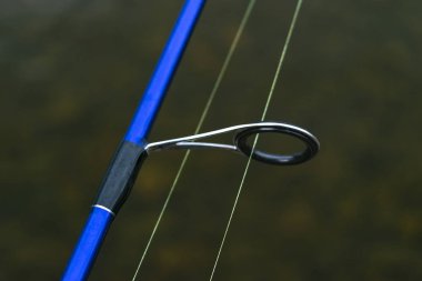 Olta iplik halka hat yakın çekim ile. Olta. Çubuk yüzük seçici odak ve sığ derinlik-in tarla. Olta takımı. Balık tutma iplik makarası.