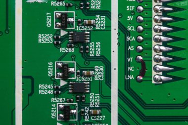 Makro çekim dirençler mikroçipler ve elektronik bileşenleri ile bir Circuitboard. Bilgisayar donanım teknolojisi. Tümleşik iletişim işlemci. Bilgi mühendislik bileşeni. Yarı iletken. PCB. portre