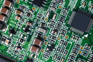 Bir devre panosunun makro görüntüsü, rezistanslı mikroçipler ve elektronik bileşenler. Bilgisayar donanım teknolojisi. Entegre iletişim işlemcisi. Bilgi mühendisliği. Yarı iletken. PCB. Yakın çekim.