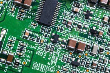 Bir devre panosunun makro görüntüsü, rezistanslı mikroçipler ve elektronik bileşenler. Bilgisayar donanım teknolojisi. Entegre iletişim işlemcisi. Bilgi mühendisliği. Yarı iletken. PCB. Yakın çekim.