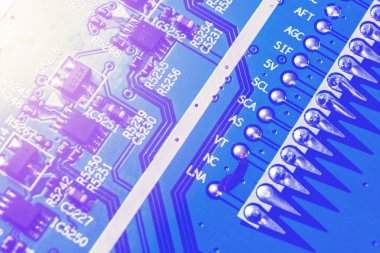 Makro çekim dirençler mikroçipler ve elektronik bileşenleri ile bir Circuitboard. Bilgisayar donanım teknolojisi. Tümleşik iletişim işlemci mavi tonlarında. Yarı iletken. PCB. portre