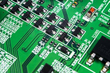 Bir devre panosunun makro görüntüsü, rezistanslı mikroçipler ve elektronik bileşenler. Bilgisayar donanım teknolojisi. Entegre iletişim işlemcisi. Bilgi mühendisliği. Yarı iletken. PCB. Yakın çekim.
