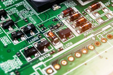 Bir devre panosunun makro görüntüsü, rezistanslı mikroçipler ve elektronik bileşenler. Bilgisayar donanım teknolojisi. Entegre iletişim işlemcisi. Bilgi mühendisliği. Yarı iletken. PCB. Yakın çekim.