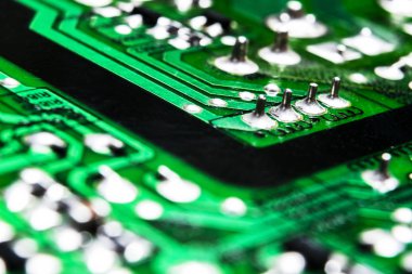 Bir devre panosunun makro görüntüsü, rezistanslı mikroçipler ve elektronik bileşenler. Bilgisayar donanım teknolojisi. Entegre iletişim işlemcisi. Bilgi mühendisliği. Yarı iletken. PCB. Yakın çekim.