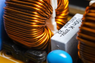 Bir devre panosunun makro görüntüsü, rezistanslı mikroçipler ve elektronik bileşenler. Bilgisayar donanım teknolojisi. Entegre iletişim işlemcisi. Bilgi mühendisliği. Yarı iletken. PCB. Yakın çekim.