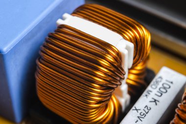Bir devre panosunun makro görüntüsü, rezistanslı mikroçipler ve elektronik bileşenler. Bilgisayar donanım teknolojisi. Entegre iletişim işlemcisi. Bilgi mühendisliği. Yarı iletken. PCB. Yakın çekim.