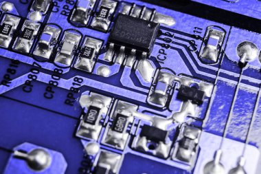 Bir devre panosunun makro görüntüsü, rezistanslı mikroçipler ve elektronik bileşenler. Bilgisayar donanım teknolojisi. Entegre iletişim işlemcisi. Bilgi mühendisliği. Yarı iletken. PCB. Yakın çekim.