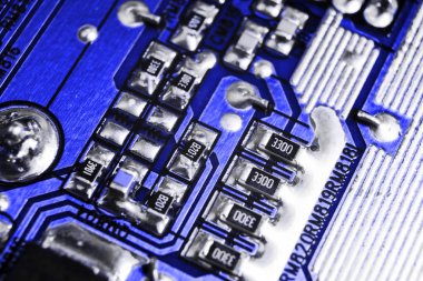 Bir devre panosunun makro görüntüsü, rezistanslı mikroçipler ve elektronik bileşenler. Bilgisayar donanım teknolojisi. Entegre iletişim işlemcisi. Bilgi mühendisliği. Yarı iletken. PCB. Yakın çekim.