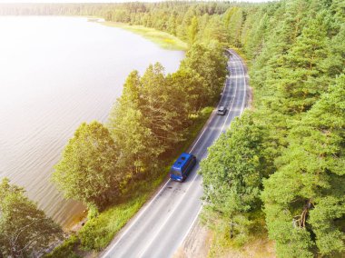 Otoban araba ile hava görünümünü. Araba hareket ile köy yolunda hava görünümünü. Tarafından geçen araba. Hava yolu. Uçan hava görünümünü. Yukarıdan bir dron ile ele geçirdi. Yumuşak aydınlatma