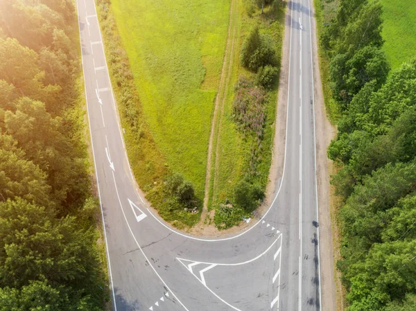 Havadan görünümü karayolu. Köy yolunda hava görünümünü. Tarafından geçen araba. Hava yolu. Uçan hava görünümünü. Yukarıdan bir dron ile yakalanan.