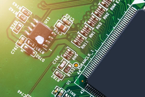 Makroaufnahme Einer Platine Mit Widerständen Mikrochips Und Elektronischen Bauteilen Computerhardwaretechnologie — Stockfoto