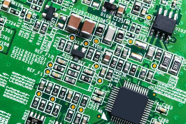 抵抗マイクロチップと電子部品を備えた回路基板のマクロショット コンピュータハードウェア技術 統合通信プロセッサ 情報工学だ 半導体 Pcb — ストック写真