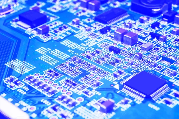 Makroaufnahme Einer Platine Mit Widerständen Mikrochips Und Elektronischen Bauteilen Computerhardwaretechnologie — Stockfoto