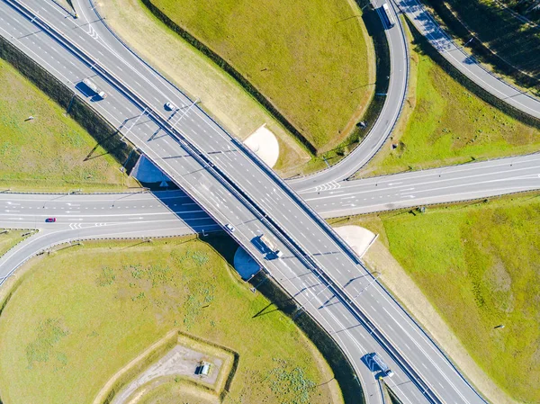 Vista Aérea Rodovia Cidade Carros Atravessar Viaduto Intercâmbio Auto Estradas — Fotografia de Stock