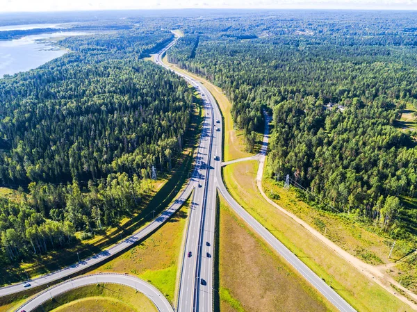 Vista Aérea Rodovia Cidade Carros Atravessar Viaduto Intercâmbio Auto Estradas — Fotografia de Stock