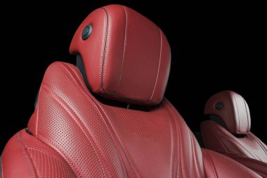 Modern lüks araba içinde. Prestij modern araba iç. Konforlu deri kırmızı koltuk. Kırmızı delikli deri kokpit izole siyah arka plan ile. Modern araba iç detaylar