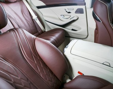 Modern lüks araba içinde. Prestij modern araba iç. Konforlu deri koltuklar. Kırmızı ve beyaz delikli deri. Yolcu koltukları geri. Modern araba iç detaylar