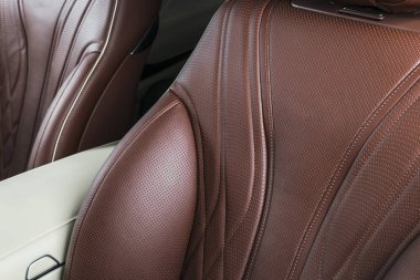 Modern lüks araba içinde. Prestij modern araba iç. Konforlu deri koltuklar. Kırmızı ve beyaz delikli deri. Yolcu koltukları geri. Modern araba iç detaylar