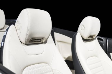 Modern lüks araba içinde. Prestij modern araba iç. Konforlu deri koltuklar. Beyaz deri kokpit izole siyah arka plan ile delikli. Modern araba iç detaylar