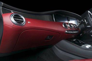 Modern lüks araba içinde. Prestij modern araba iç. Konforlu deri koltuklar. Kırmızı delikli deri kokpit. Direksiyon simidi ve gösterge tablosu. otomatik vites düz vites. Araba iç detaylar