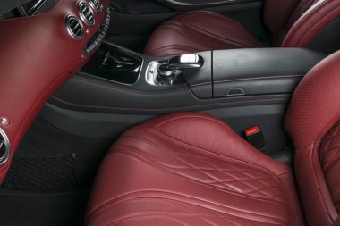 Modern lüks araba içinde. Prestij modern araba iç. Konforlu deri kırmızı koltuk. Kırmızı delikli deri kokpit izole siyah arka plan ile. Modern araba iç detaylar
