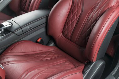 Modern lüks araba içinde. Prestij modern araba iç. Konforlu deri kırmızı koltuk. Kırmızı delikli deri kokpit izole siyah arka plan ile. Modern araba iç detaylar