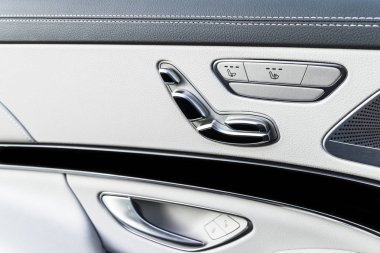 Kapı kolu güç koltuk kontrol düğmeleri bir lüks yolcu araba ile. Beyaz deri iç lüks modern araba. Modern araba iç detaylar