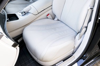Beyaz deri iç lüks modern araba. Deri rahat beyaz koltuklar ve çoklu ortam. Direksiyon simidi ve gösterge tablosu. otomatik vites kolu.