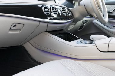 Beyaz deri iç lüks modern araba. Deri rahat beyaz koltuklar ve çoklu ortam. Direksiyon simidi ve gösterge tablosu. otomatik vites kolu.