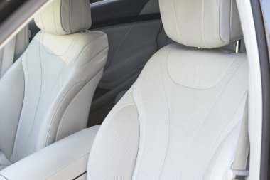 Beyaz deri iç lüks modern araba. Deri rahat beyaz koltuklar ve çoklu ortam. özel ahşap ve metal dekorasyon. Modern araba iç detaylar. 