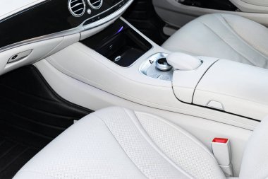 AC havalandırma güverte lüks araba iç. Kapı kolu güç koltuk kontrol düğmeleri bir lüks yolcu araba ile. Beyaz deri iç lüks modern araba. 