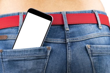 Bir genç kızın ince, okyanus arka plan bir kot pantolon cebinde metin için boş alan ile izole beyaz ekran ile Smartphone