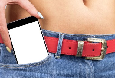 Bir genç kızın ince, okyanus arka plan bir kot pantolon cebinde metin için boş alan ile izole beyaz ekran ile Smartphone