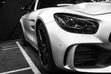 Sankt-Petersburg, Rusya, 12 Ocak 2018: Mercedes-Benz Amg Gtr 2018 V8 Biturbo dış detaylar, Far. Önden görünüm. Araba dış detayları. Siyah ve beyaz