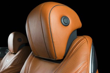 Modern lüks araba içinde. Prestij modern araba iç. Konforlu deri kırmızı koltuk. Turuncu deri kokpit izole siyah arka plan ile delikli. Modern araba iç detaylar