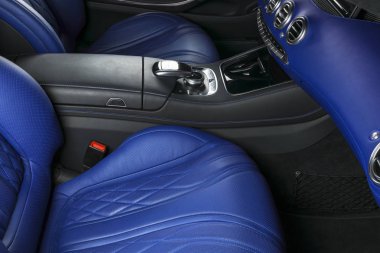 Modern lüks araba içinde. Prestij modern araba iç. Konforlu deri koltuklar. Mavi delikli deri kokpit. Direksiyon simidi ve gösterge tablosu. otomatik vites düz vites. Araba iç