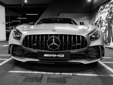 Sankt-Petersburg, Rusya, 12 Ocak 2018: Mercedes-Benz Amg Gtr 2018 V8 Biturbo dış detaylar, Far. Önden görünüm. Araba dış detayları. Siyah ve beyaz