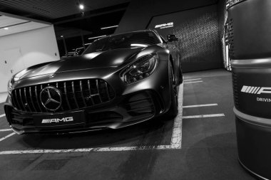 Sankt-Petersburg, Rusya, 12 Ocak 2018: Mercedes-Benz Amg Gtr 2018 V8 Biturbo dış detaylar, Far. Önden görünüm. Araba dış detayları. Siyah ve beyaz