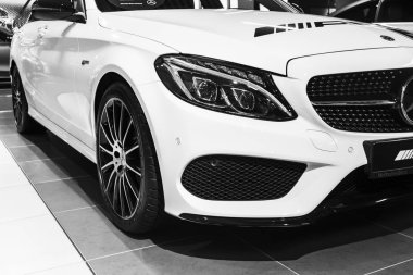 Sankt-Petersburg, Rusya, 12 Ocak 2018: Açık bir Mercedes Benz C 43 Amg 2018 görünümünü. Far Sistemi. Araba dış detayları. Siyah ve beyaz.
