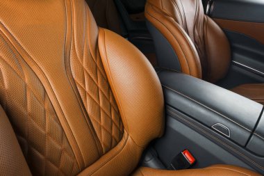 Modern lüks araba içinde. Prestij modern araba iç. Konforlu deri kırmızı koltuk. Turuncu deri kokpit izole siyah arka plan ile delikli. Modern araba iç detaylar