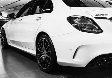 Sankt-Petersburg, Rusya, 12 Ocak 2018: Açık bir Mercedes Benz C 43 Amg 2018 görünümünü. Far Sistemi. Araba dış detayları. Siyah ve beyaz.