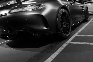 Sankt-Petersburg, Rusya, 12 Ocak 2018: Mercedes-Benz Amg Gtr 2018 V8 Bi-turbo dış detayları. Arkadan görünüm. Araba dış detayları. Siyah ve beyaz.