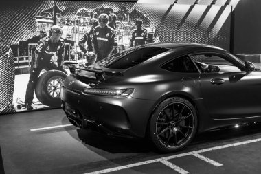 Sankt-Petersburg, Rusya, 12 Ocak 2018: Mercedes-Benz Amg Gtr 2018 V8 Bi-turbo dış detayları. Arkadan görünüm. Araba dış detayları. Siyah ve beyaz.