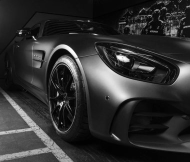 Sankt-Petersburg, Rusya, 12 Ocak 2018: Mercedes-Benz Amg Gtr 2018 V8 Biturbo dış detaylar, Far. Önden görünüm. Araba dış detayları. Siyah ve beyaz