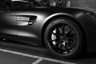 Sankt-Petersburg, Rusya, 12 Ocak 2018: Mercedes-Benz Amg Gtr 2018 V8 Biturbo dış detayları. Lastik ve alaşım jant. Karbon Seramik frenler. Araba dış detayları. Siyah ve beyaz