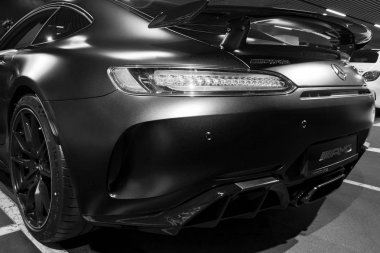 Sankt-Petersburg, Rusya, 12 Ocak 2018: Mercedes-Benz Amg Gtr 2018 V8 Bi-turbo dış detayları. Arkadan görünüm. Araba dış detayları. Siyah ve beyaz