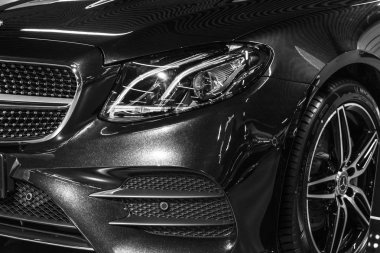 AC havalandırma güverte lüks modern araba iç. Modern araba turuncu dikiş ile turuncu ve siyah deri iç detaylarla. Karbon paneli. Delikli deri direksiyon simidi